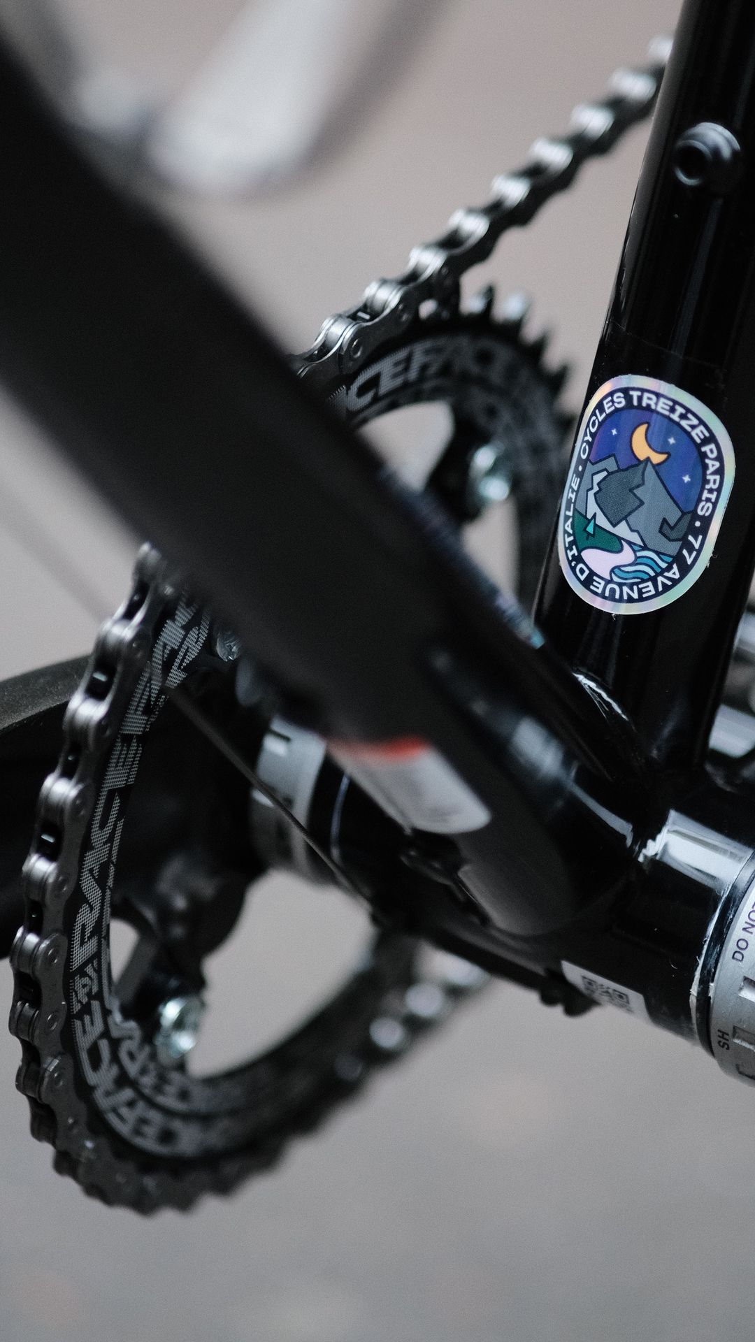 Logo Cycles Treize - l'atelier assemble des vélo au coeur de la ville pour qu'ils aillent arpenter les cimes