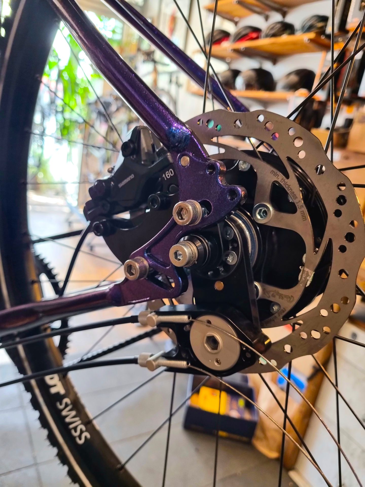 Cablage transmission rohloff en cours à l'atelier cycles treize paris