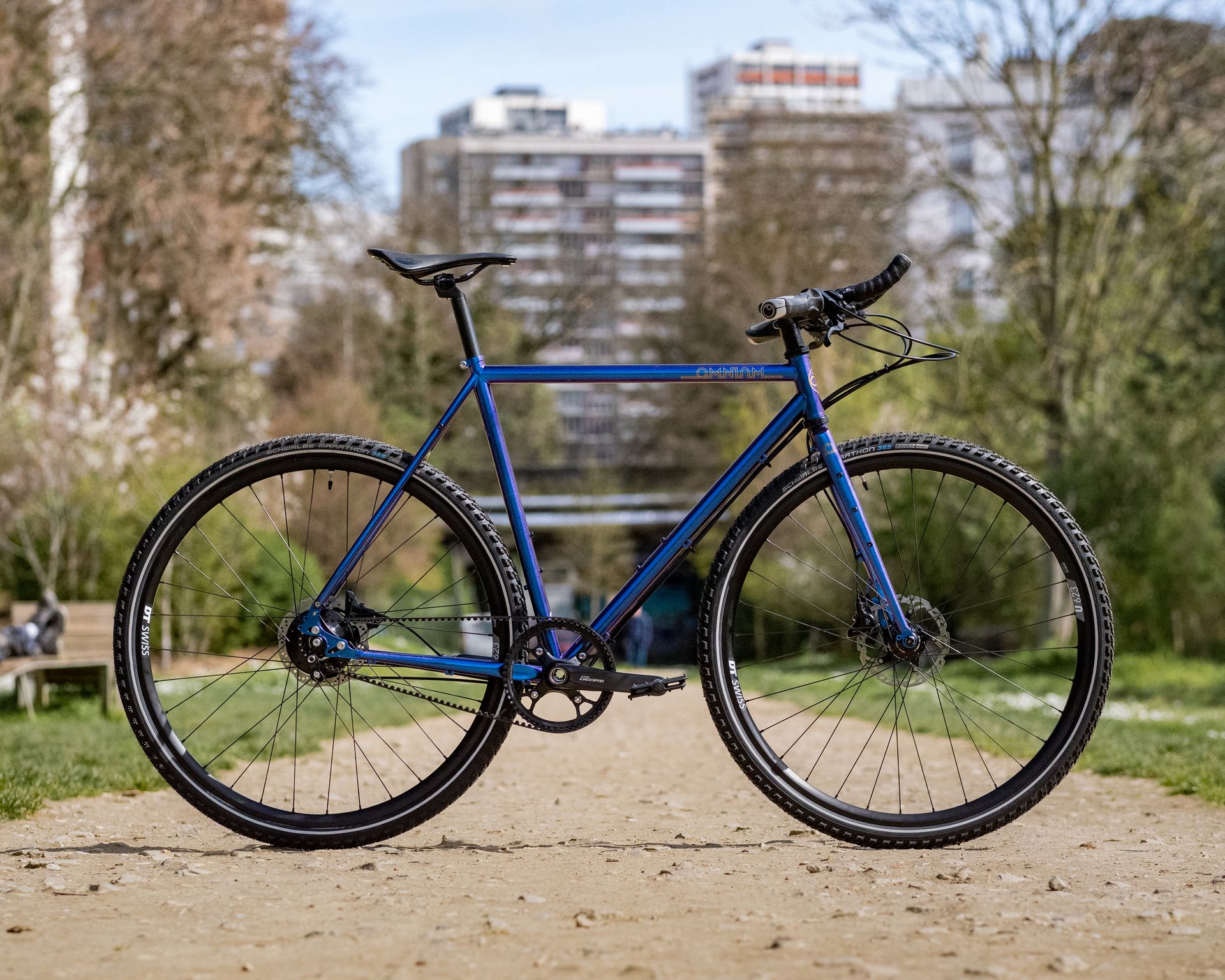 Vélo de voyage et de ville Omnium CXP paré à tout avec son mouey à 14 vitesses