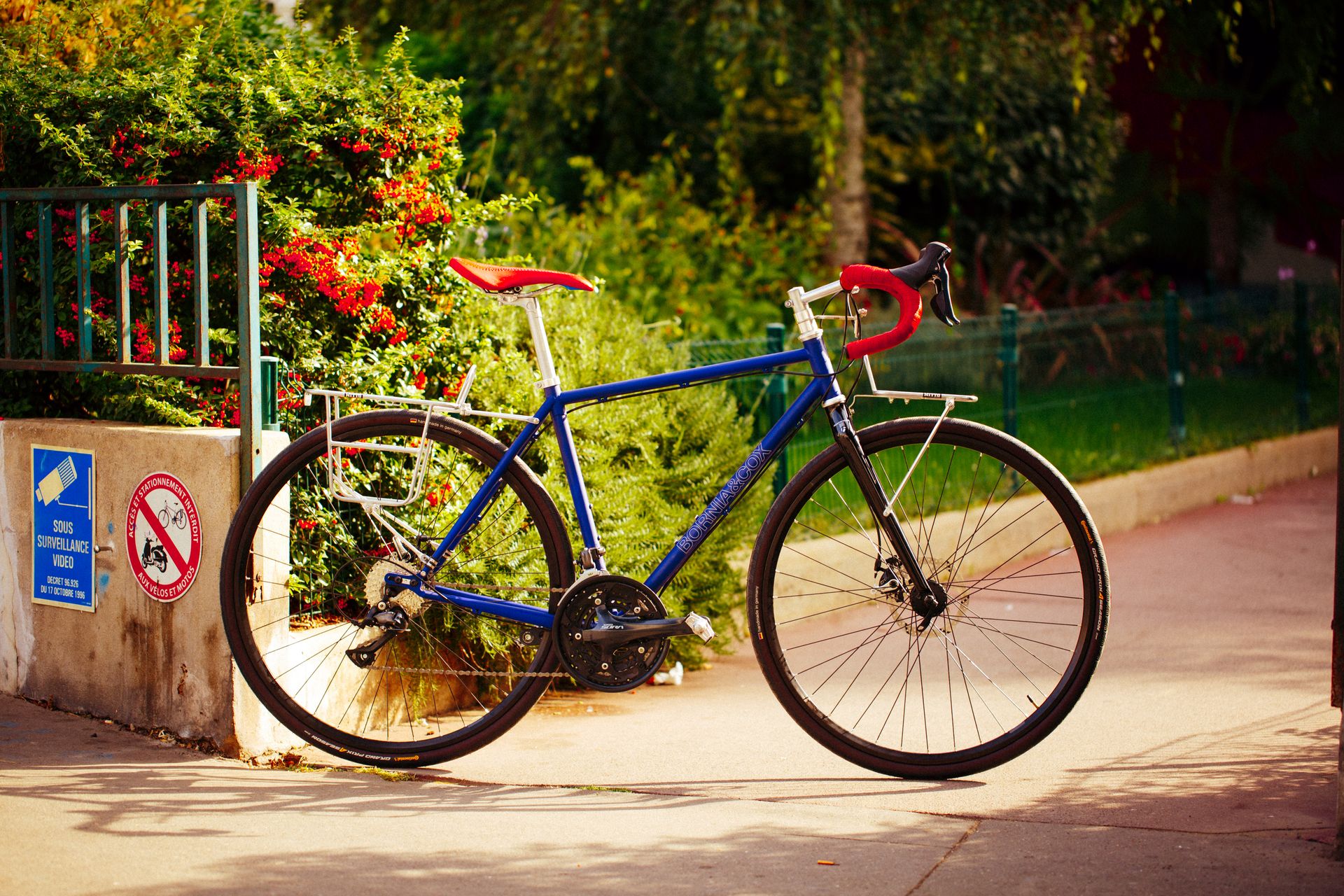 Magasin de cycles et atelier de réparation velo et montage vélo à la carte à Paris 13eme spécialisé dans le gravel et le voyage. 