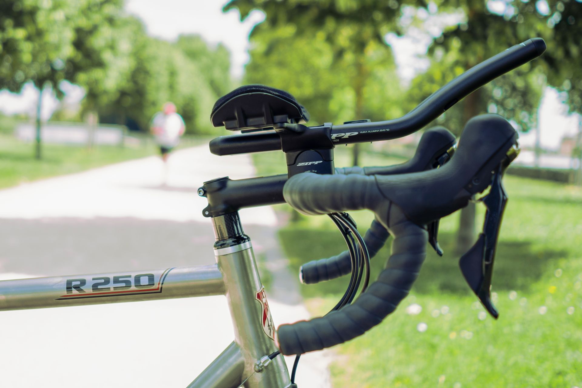 Magasin de cycles et atelier de réparation velo et montage vélo à la carte à Paris 13eme spécialisé dans le gravel et le voyage. prolongateur sur cintre route pour velo d'endurance