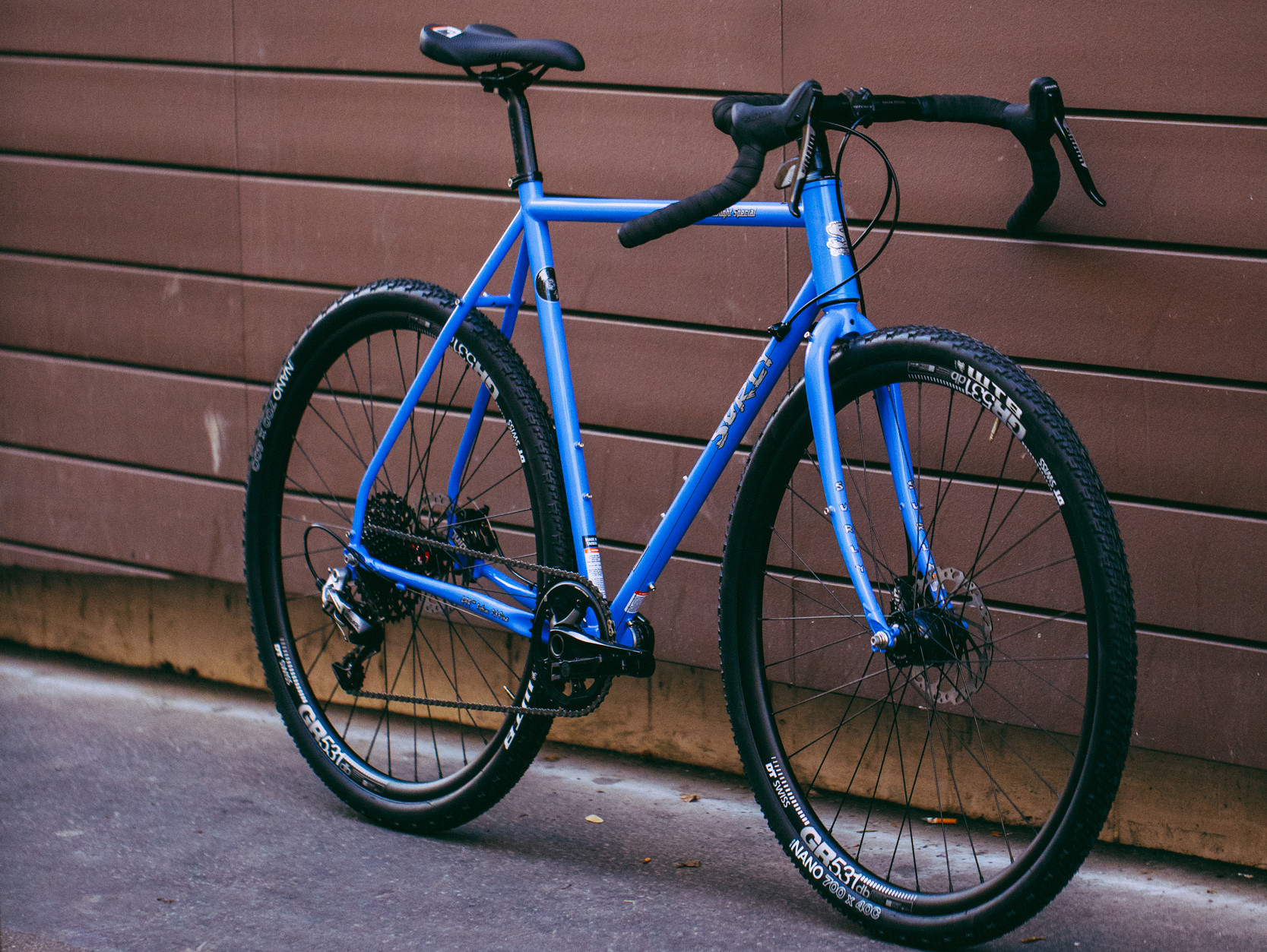 Magasin de cycles et atelier de réparation velo et montage vélo à la carte à Paris 13eme spécialisé dans le gravel et le voyage. surly midnight special roues dt swiss