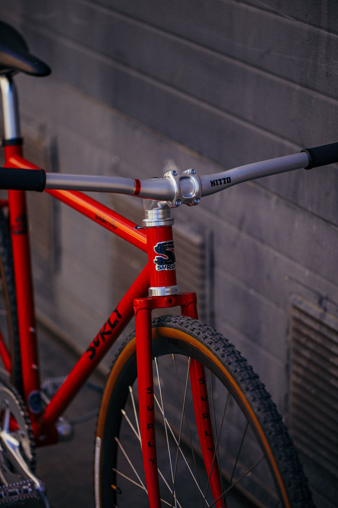 Atelier velo à Paris 13, magasin cycles specialisé dans le gravel, le voyage et les montages à la carte. Surly Steamroller avec rayonnage maison surly h+son Panaracer nitto shred bar