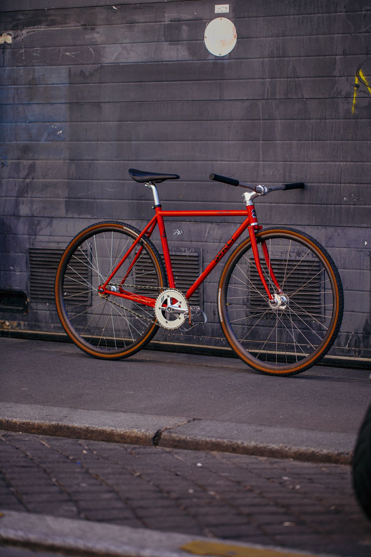 Atelier velo à Paris 13, magasin cycles specialisé dans le gravel, le voyage et les montages à la carte. Surly Steamroller avec rayonnage maison surly h+son Panaracer