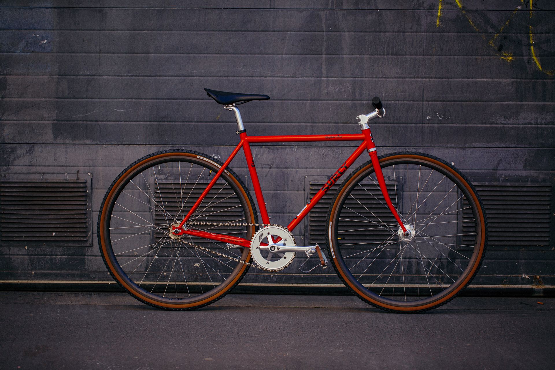 Atelier velo à Paris 13, magasin cycles specialisé dans le gravel, le voyage et les montages à la carte. Surly Steamroller avec rayonnage maison surly h+son Panaracer et nitto