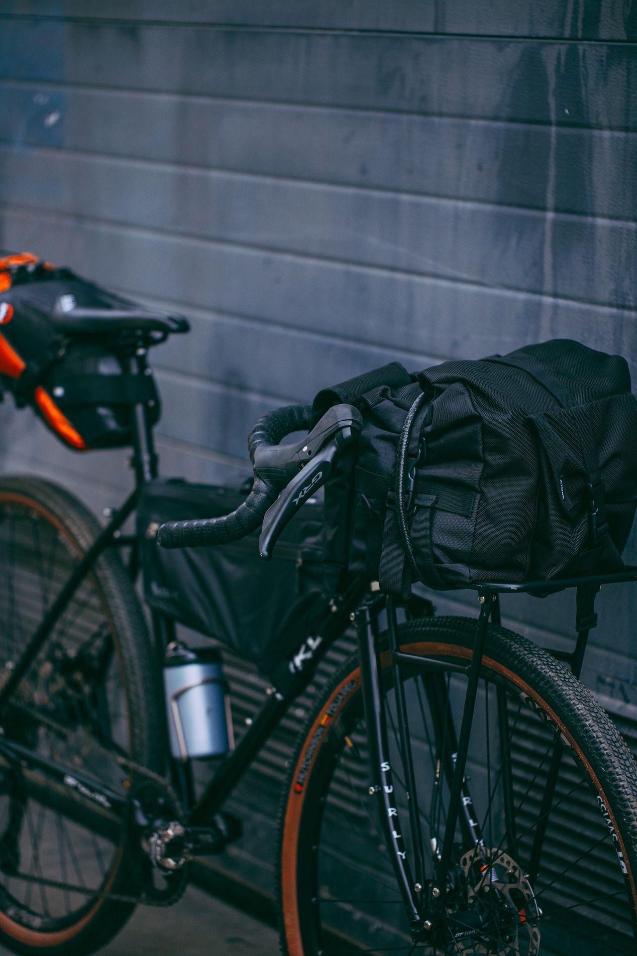 Vélo de voyage surly straggler cadre acier pour le bikepacking et la randonnée