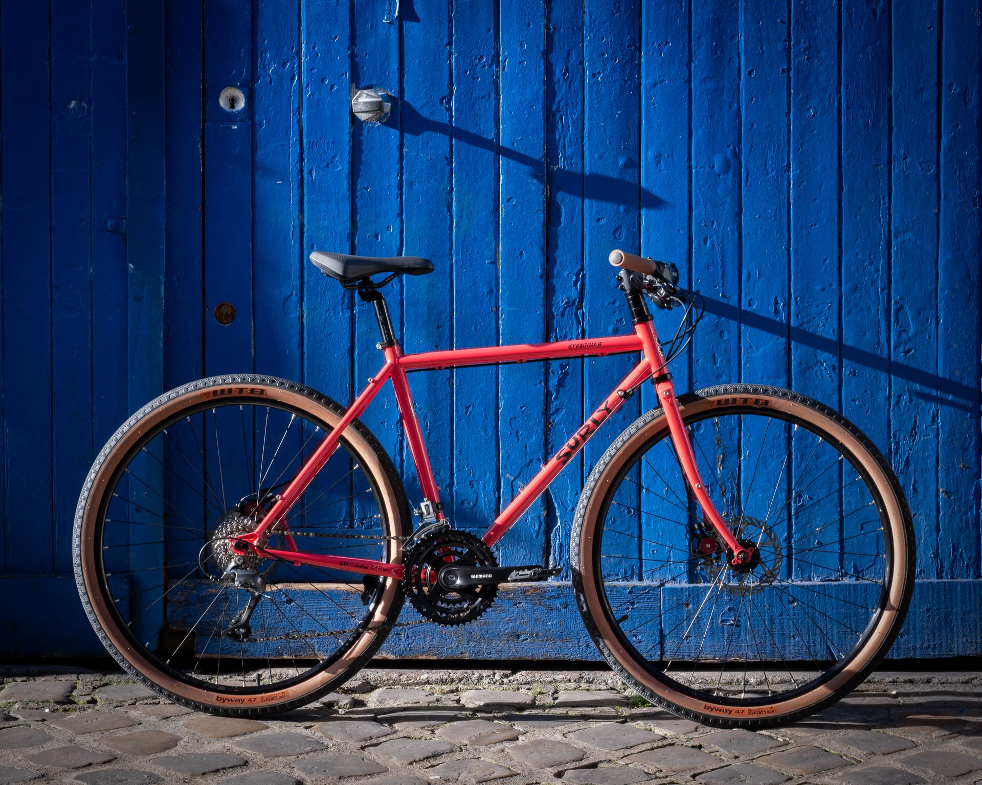 Magasin de cycles et atelier de réparation velo et montage vélo à la carte à Paris 13eme spécialisé dans le gravel et le voyage. Surly Straggler voyage, velotaf et bikepacking