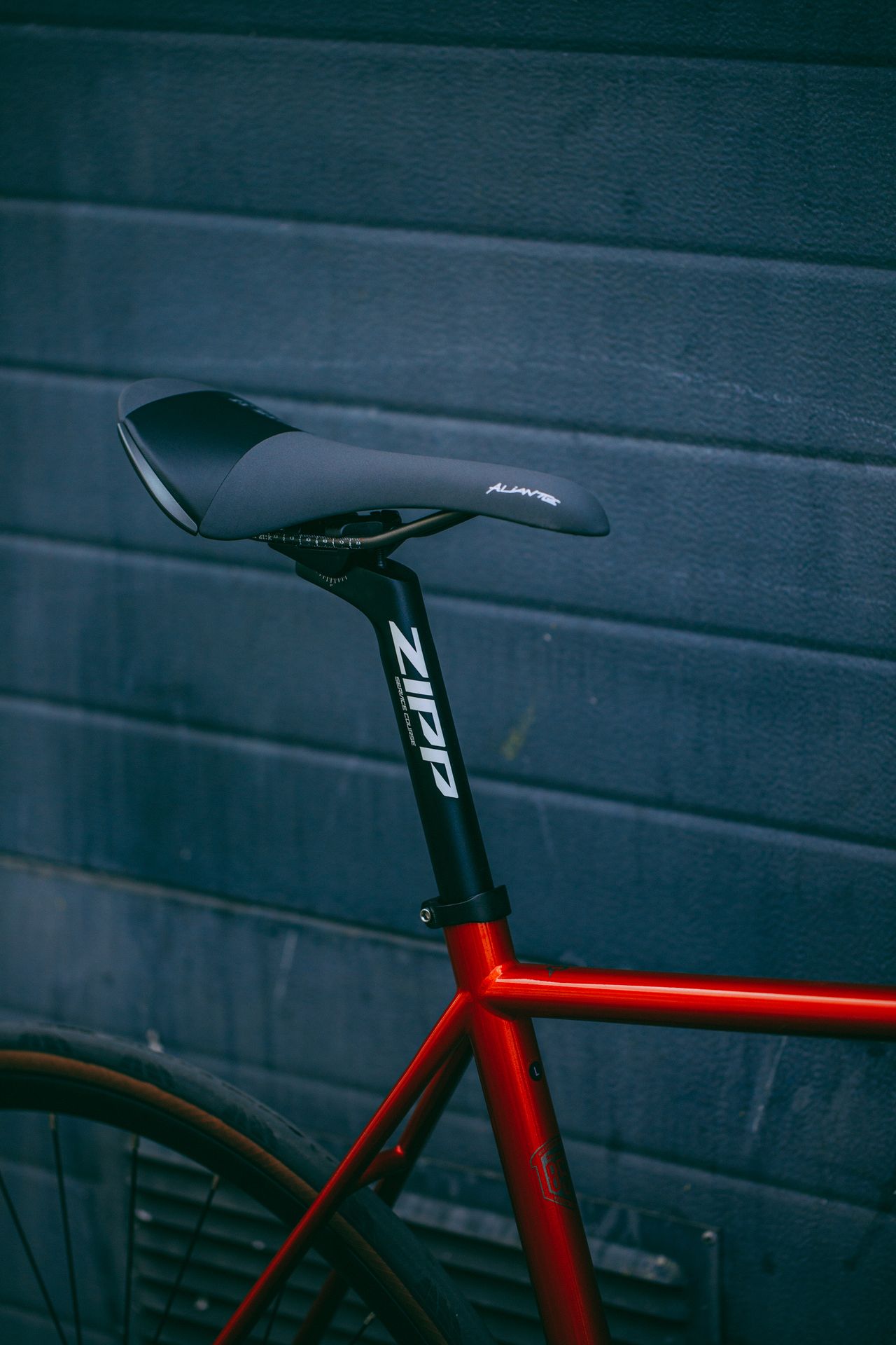 Magasin de cycles et atelier de réparation et montage vélo à la carte à Paris 13eme spécialisé dans le gravel et le voyage. Tige de selle Zipp, Selle Fizik