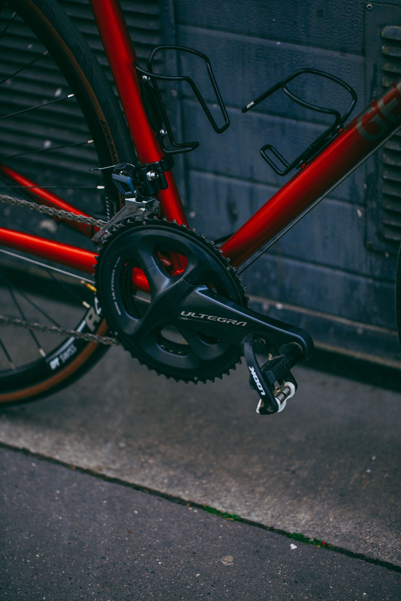 Magasin de cycles et atelier de réparation et montage vélo à la carte à Paris 13eme spécialisé dans le gravel et le voyage. Pédalier Shimano Ultegra