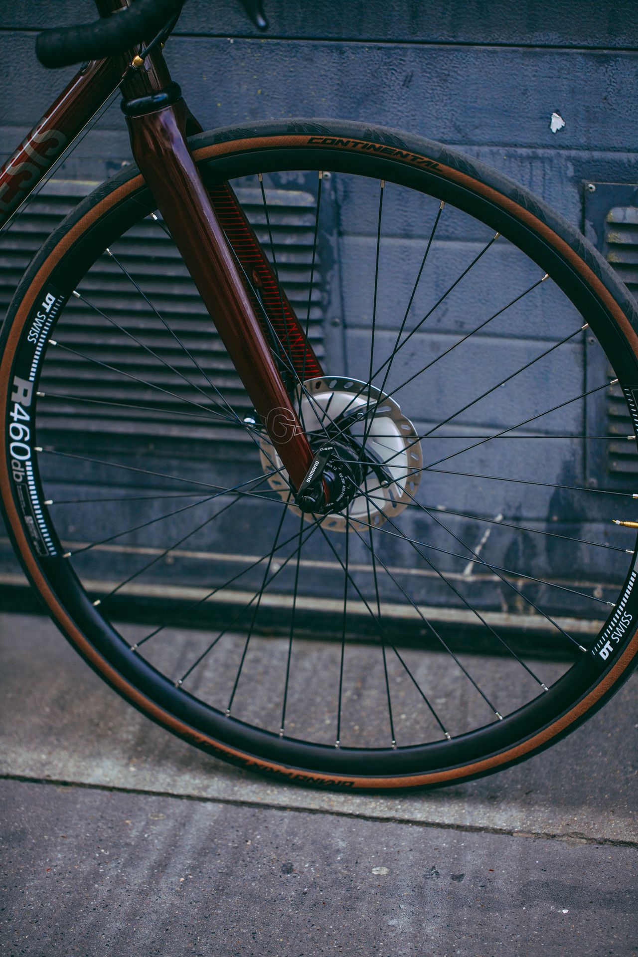 Magasin de cycles et atelier de réparation et montage vélo à la carte à Paris 13eme spécialisé dans le gravel et le voyage. Roue DT Swiss, fourche carbone