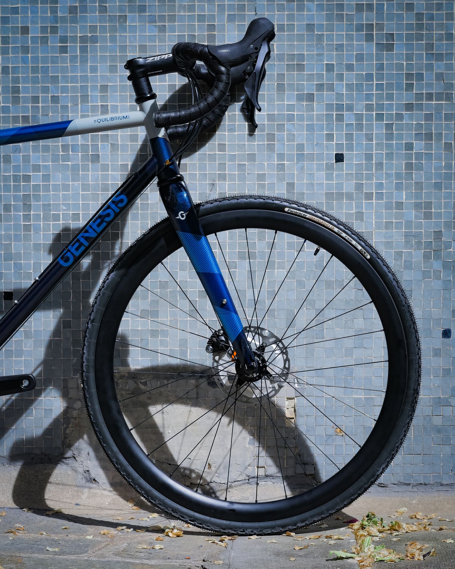Magasin de cycles et atelier de réparation velo et montage vélo à la carte à Paris 13eme spécialisé dans le gravel et le voyage. cadre acier et fourche carbone + roue carbone rayonnée au magasin