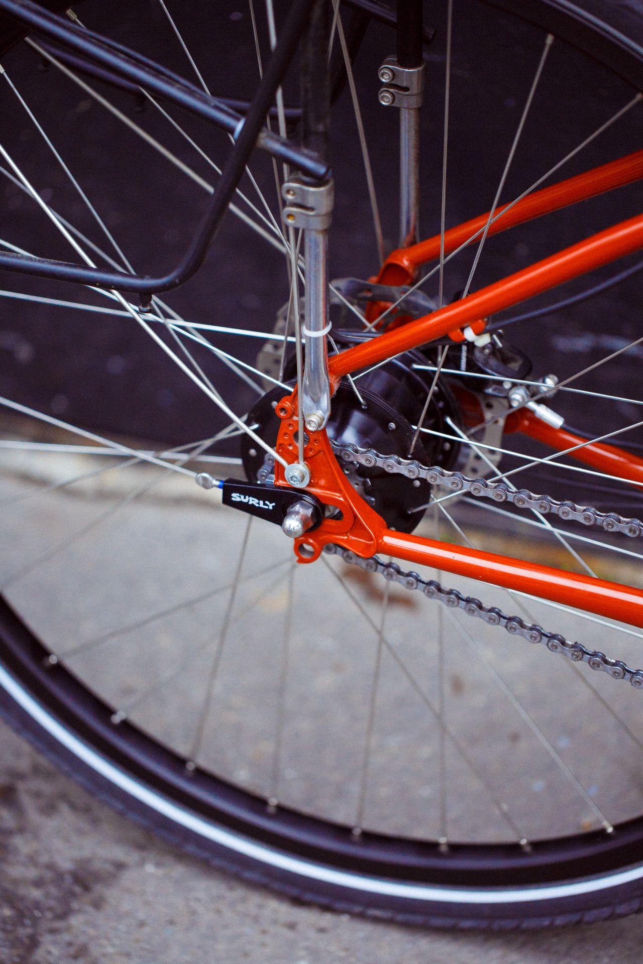 Magasin de cycles et atelier de réparation et montage vélo à la carte à Paris 13eme spécialisé dans le gravel et le voyage. rayonnage moyeu Rohloff à l'atelier spécialisé dans la randonnée et le montage velo