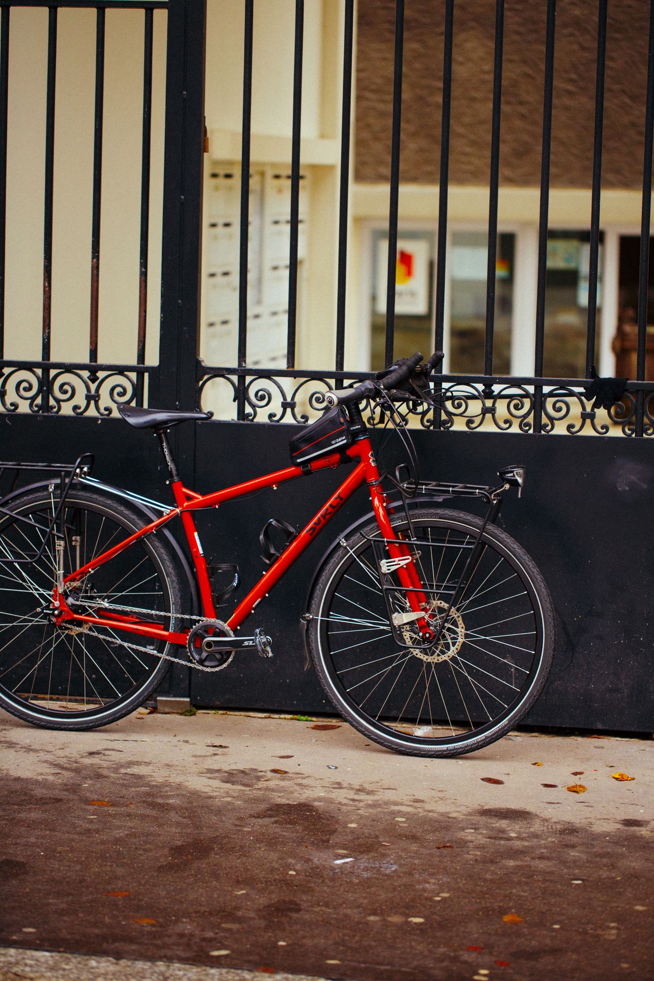 Magasin de cycles et atelier de réparation et montage vélo à la carte à Paris 13eme spécialisé dans le gravel et le voyage. Surly Ogre dédié au voyage à velo