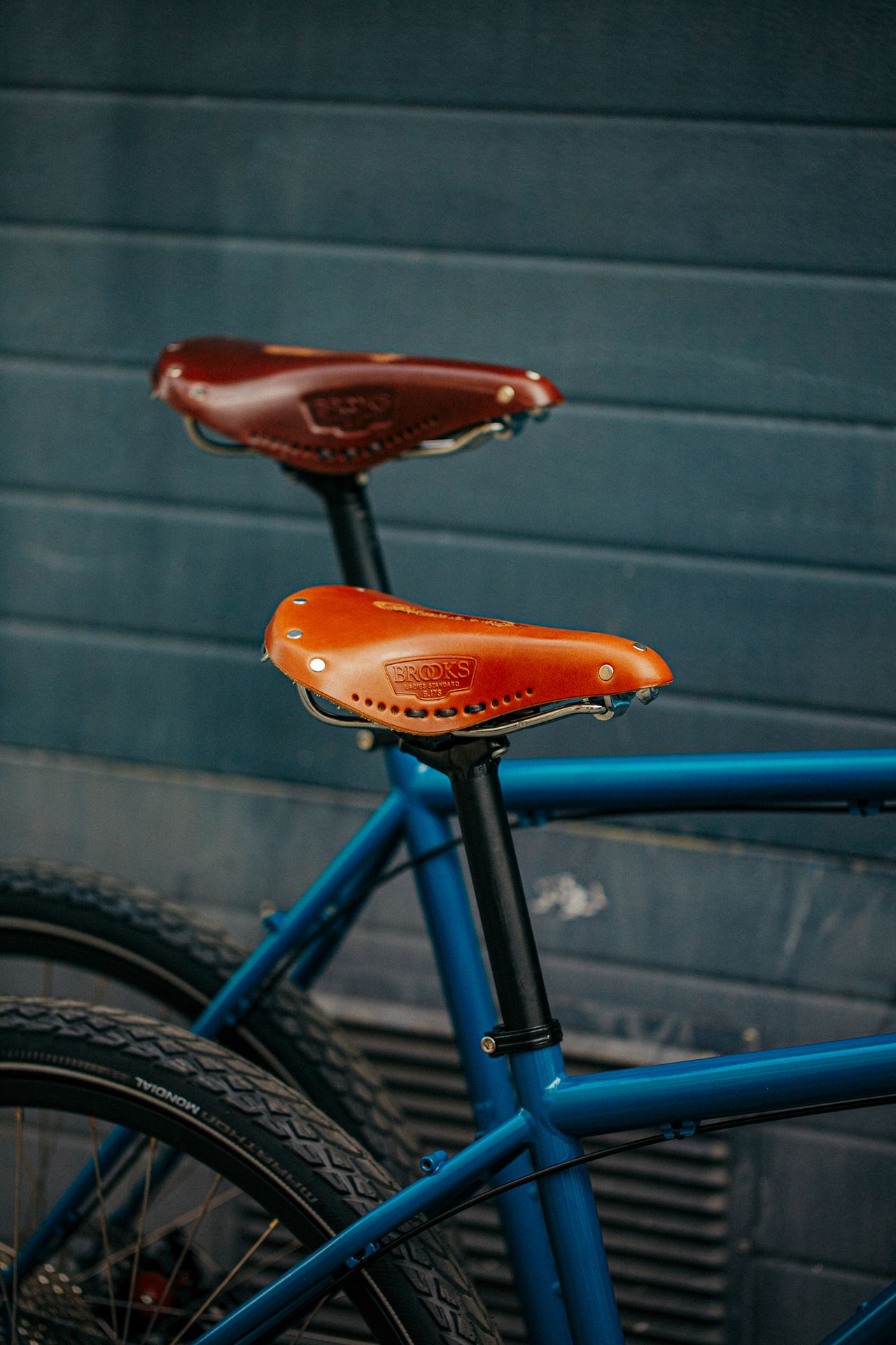 Magasin de cycles et atelier de réparation et montage vélo à la carte à Paris 13eme spécialisé dans le gravel et le voyage. surly bridge club + selle cuir brooks