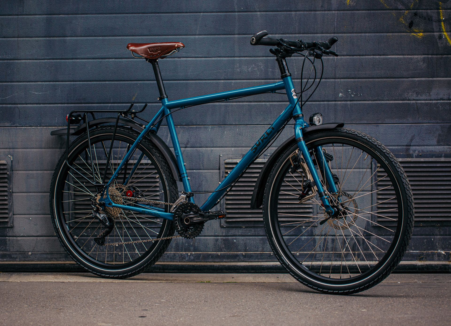 Magasin de cycles et atelier de réparation et montage vélo à la carte à Paris 13eme spécialisé dans le gravel et le voyage. cadre acier surly bridge club