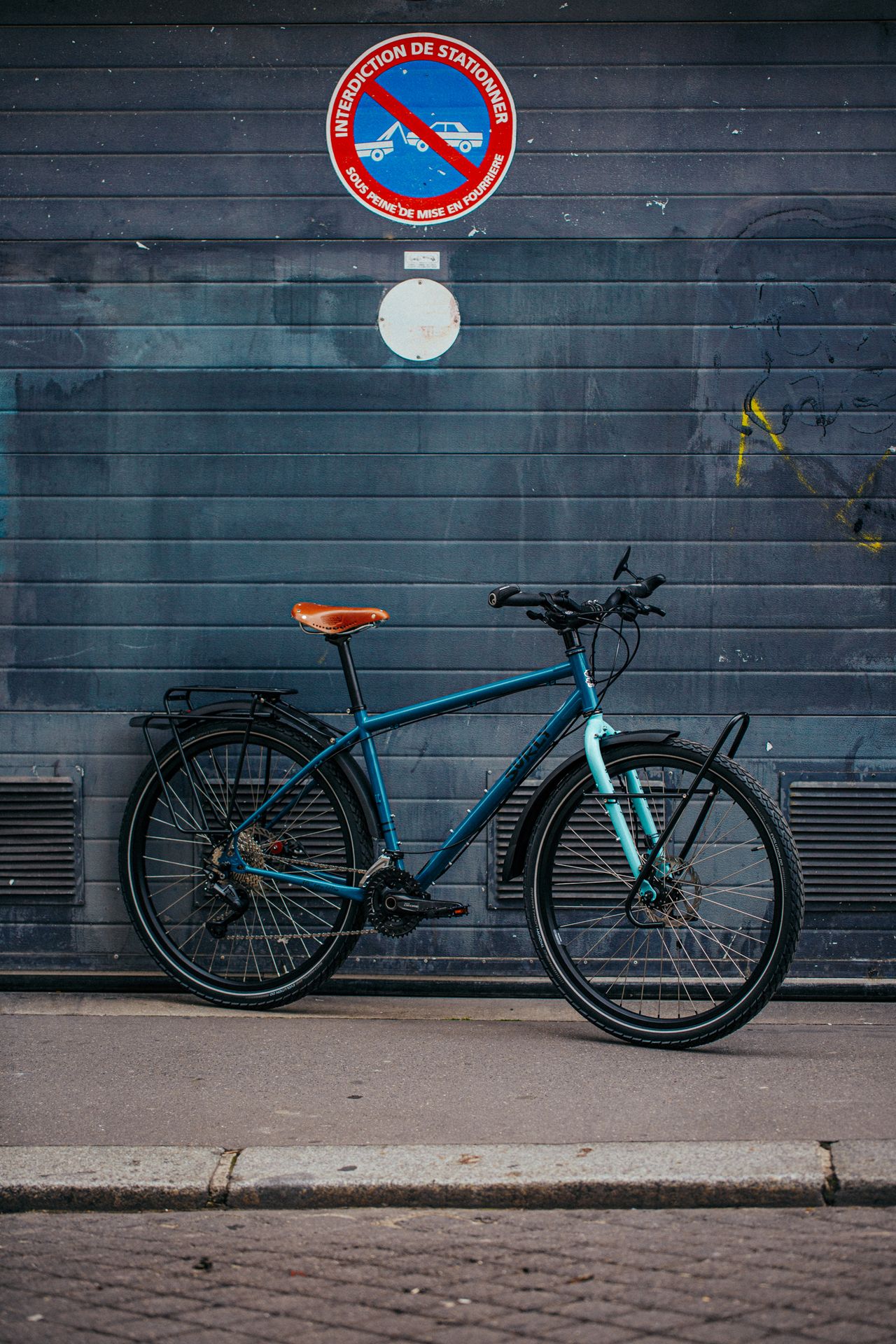Magasin de cycles et atelier de réparation et montage vélo à la carte à Paris 13eme spécialisé dans le gravel et le voyage. cadre acier repeint à l'epoxy
