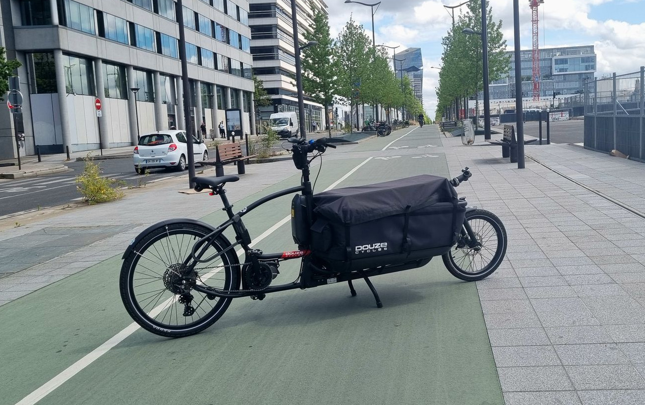 velo cargo douze cycle biporteur v2 pour essai ou intervention sur les sites des entreprises