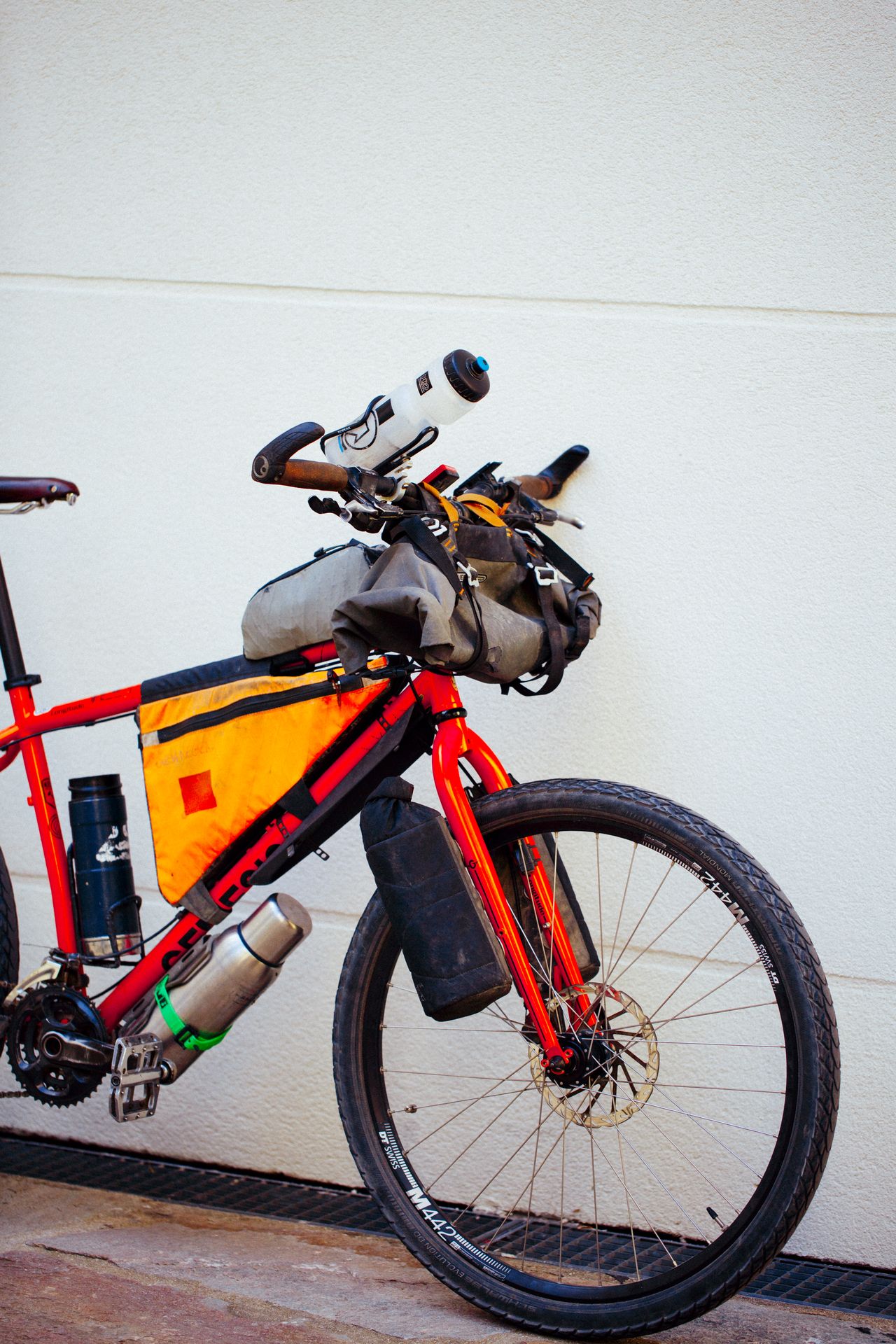 Magasin de cycles et atelier de réparation velo et montage vélo à la carte à Paris 13eme spécialisé dans le gravel et le voyage. genesis longitude, cadre acier, touring, roadtrip