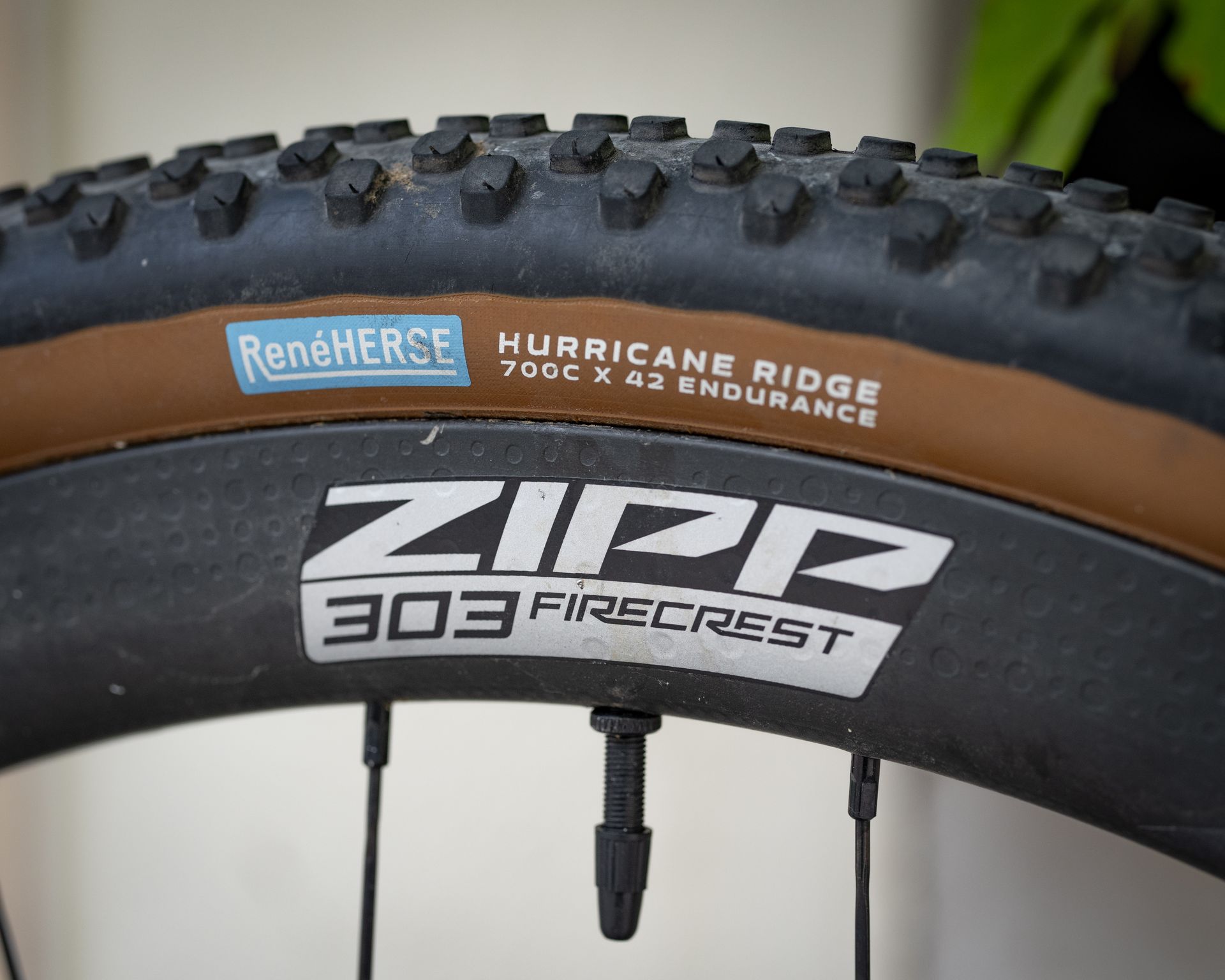 pneu rene herse gravel et aventure, roue carbone zipp 303 firecrest montage velo tubeless