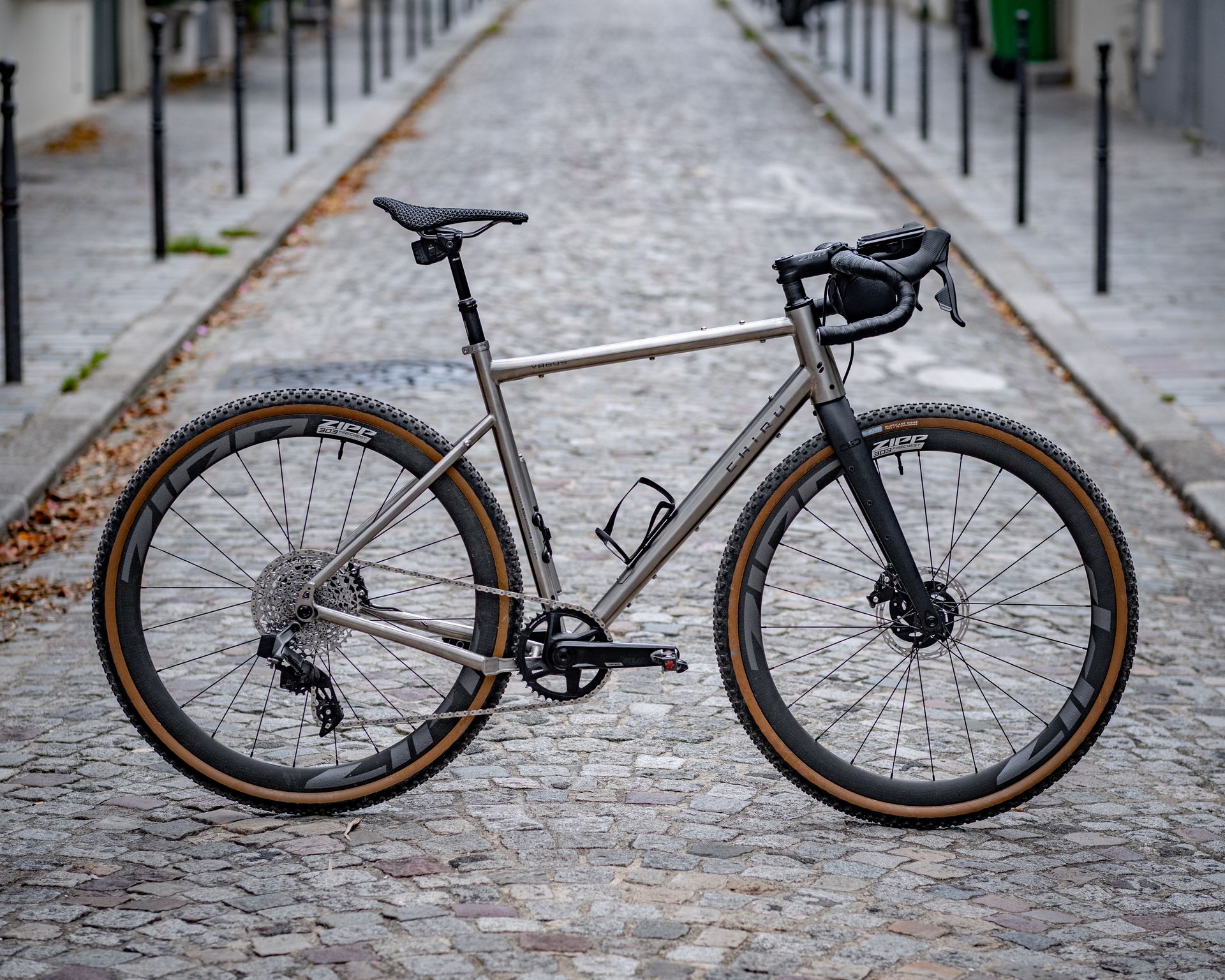 Magasin de cycles et atelier de réparation velo et montage vélo à la carte à Paris 13eme spécialisé dans le gravel et le voyage. cadre titane, fourche carbone, roues carbone Zippspeed, Sram AXS XPLR monoplateau