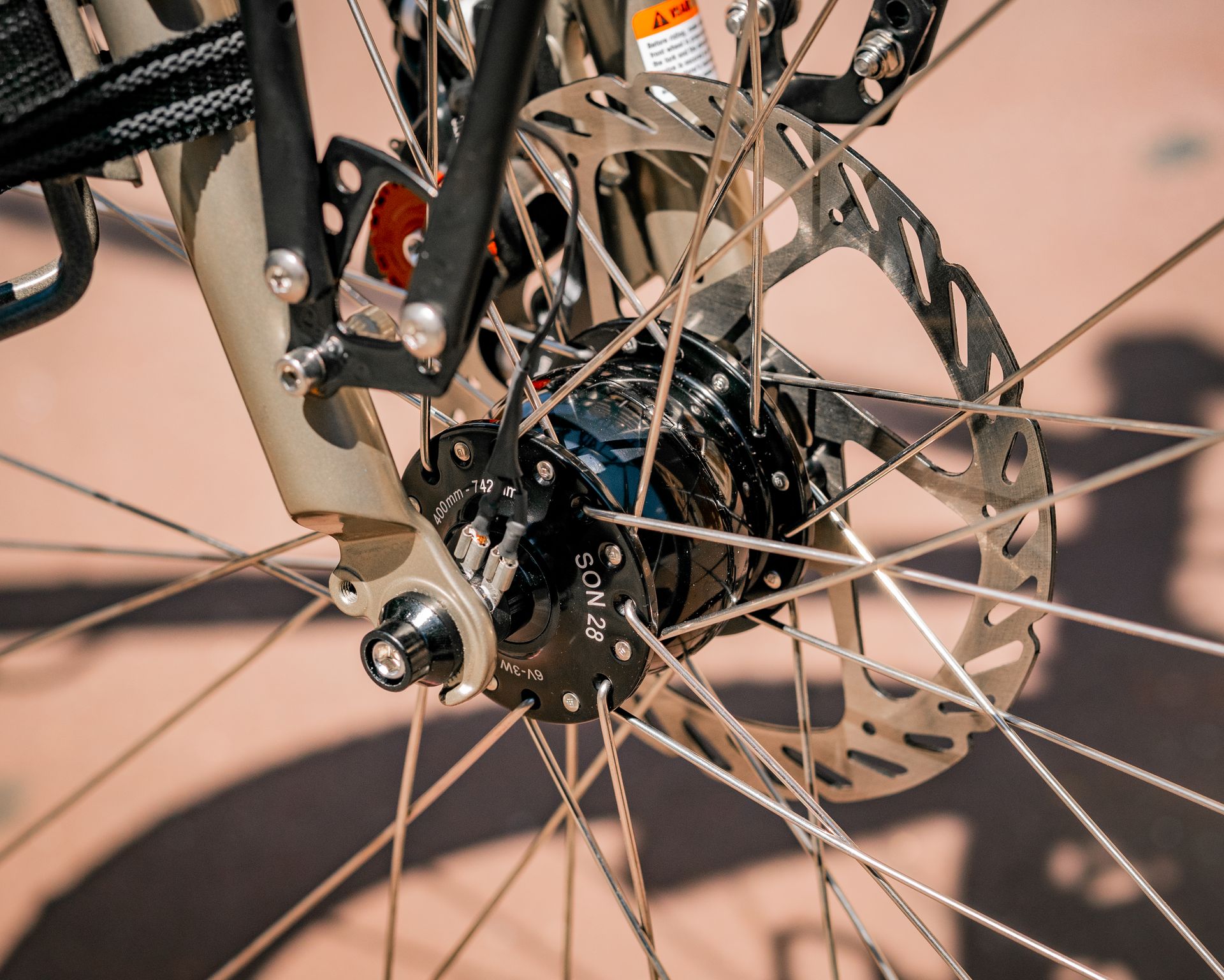 Magasin de cycles et atelier de réparation velo et montage vélo à la carte à Paris 13eme spécialisé dans le gravel et le voyage. Surly Ogre + moyeu dynamo son rayonnage roue a la carte a l'atelier paris 13 eme