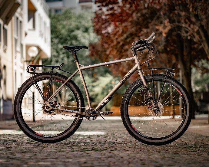 montage velo a la carte sur cadre acier surly Ogre avec Rayonnage roue velo moyeu rohloff et moyeu son dynamo équipé pour le voyage à vélo, la randonnée à vélo et le tout terrain offroa et trekking. montage a paris 13 à la boutique cycles treize spécialisée dans les montages a la carte