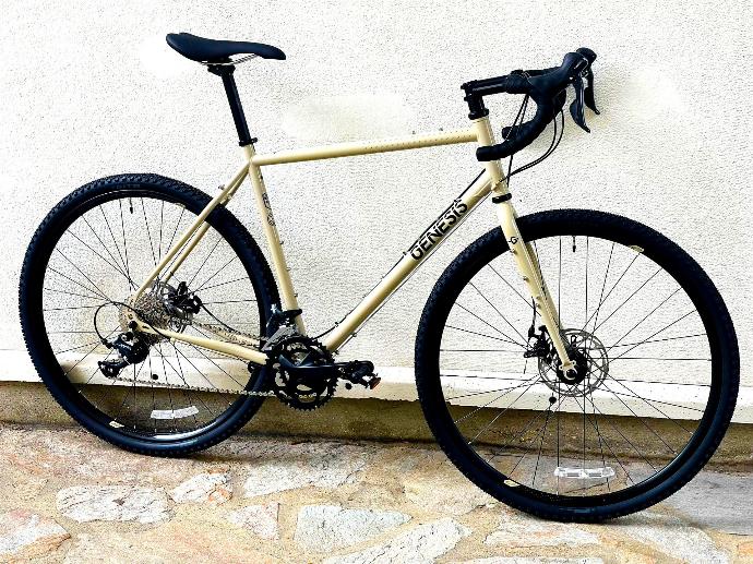 vélo gravel Croix de Fer 10 disponible à paris 13eme. velotaf et velo de voyage, confortable, robuste et pret à toutes les aventures à velo