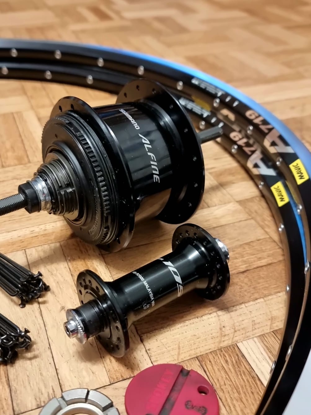 jantes mavic A719 et moyeu arriere shimano alfine avec 8 vitesses et moyeu shimano 105