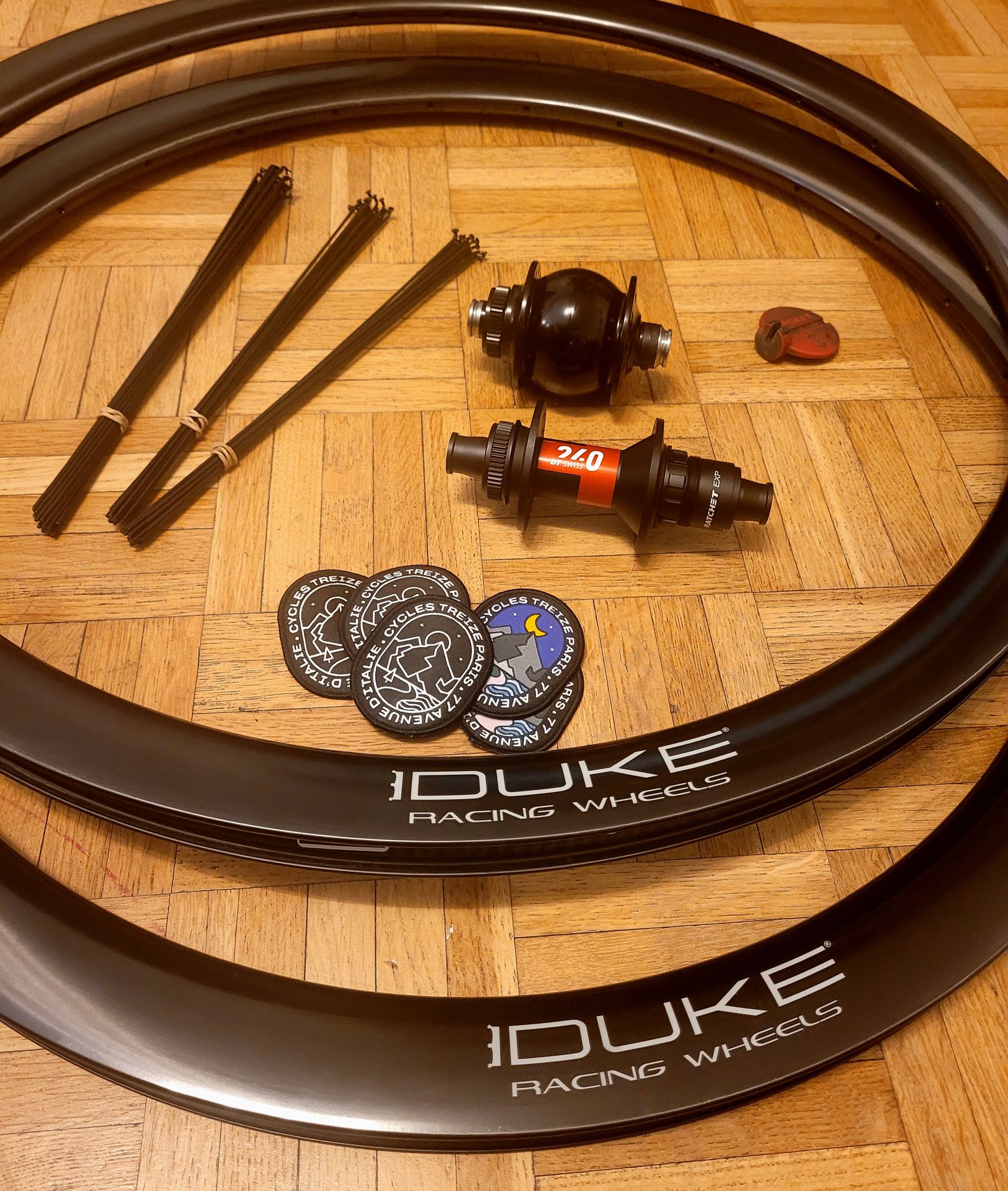 paire de roue de gravel et d'ultradistance rayonnées a l'atelier cycles treize avec moyeu avant dynamo Son, moyeu arriere dt swiss et jantes carbones de la marque française duke racing wheels