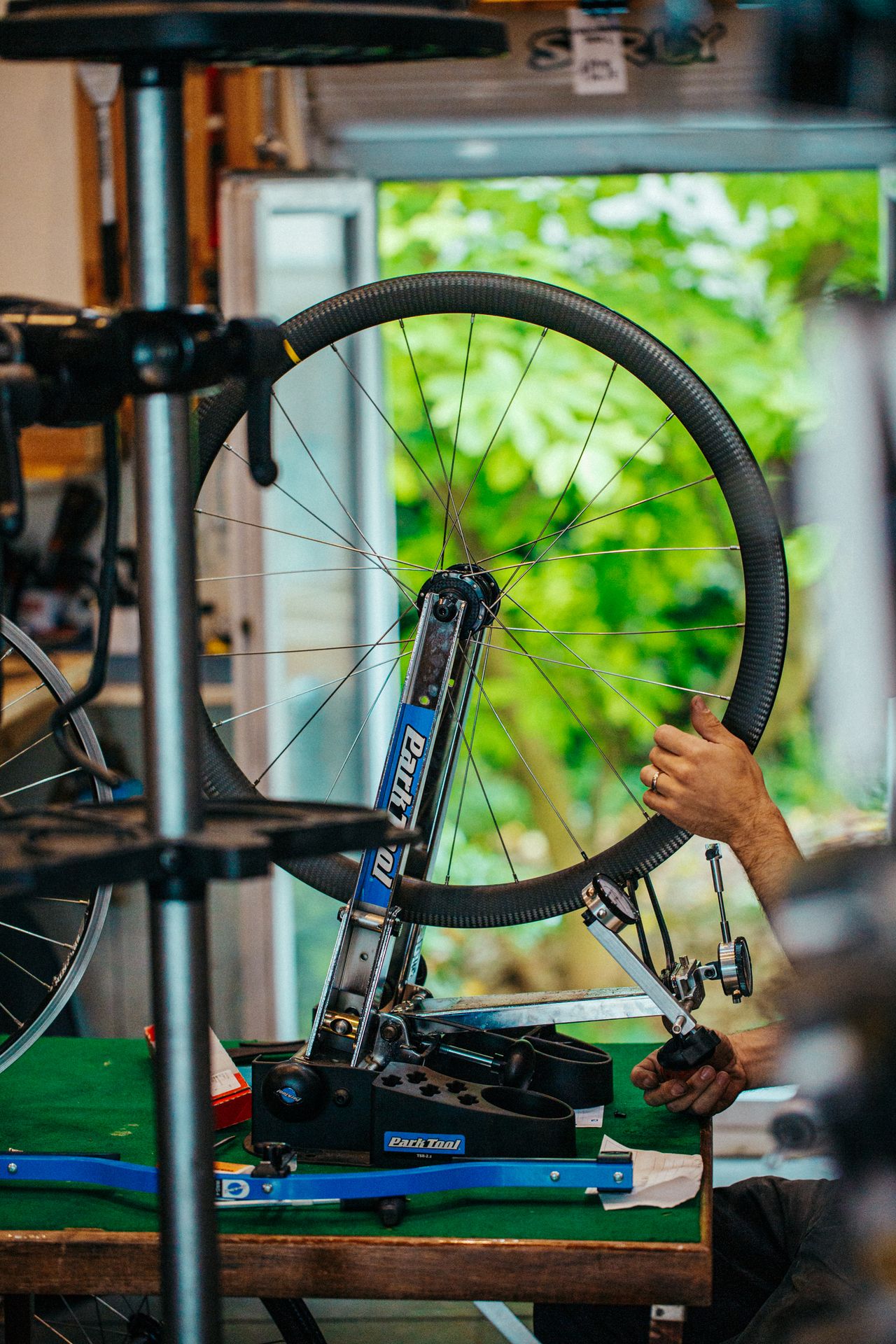 rayonnage, assemblage et mise en tension de ryaon pour une roue de vélo pignon fixe