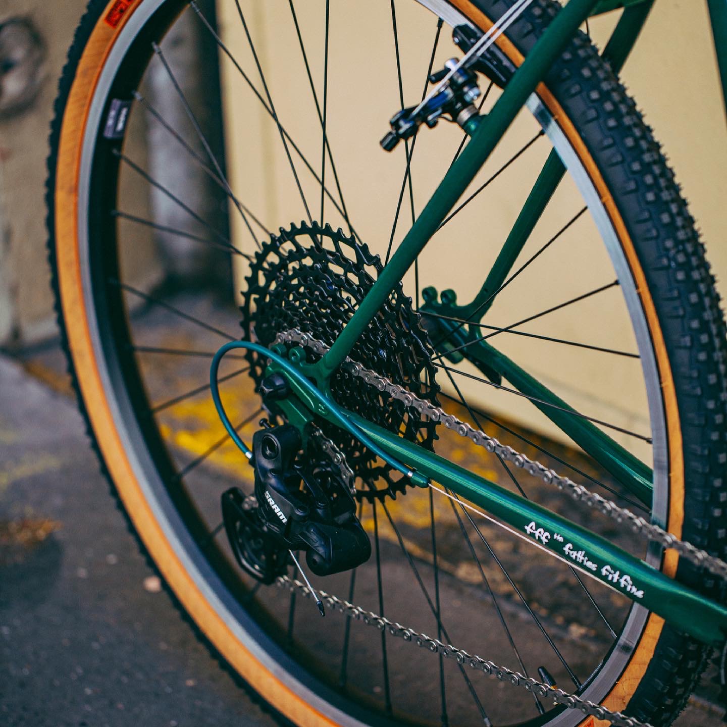 Montage à la carte de vélo à paris 13 et rayonnages de roues à la carte