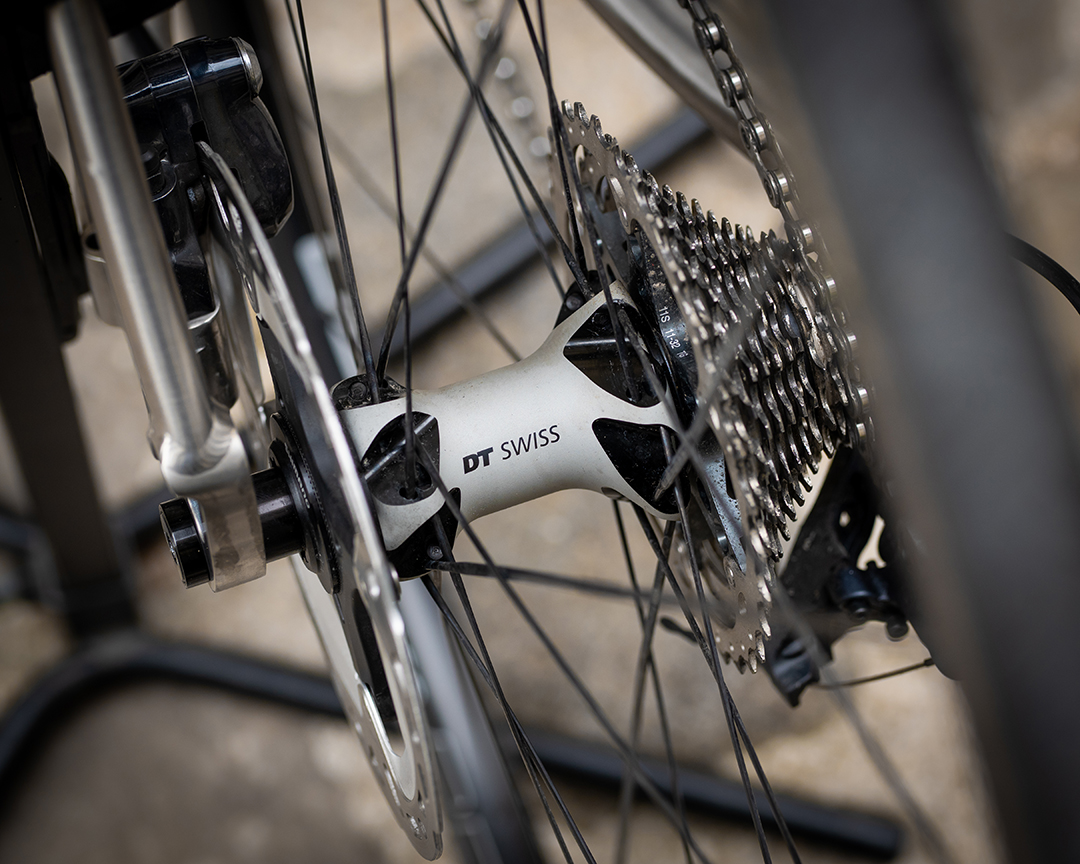 Cycles Treize, l'atelier de vélo parisien spécialisé dans le montage de vélo titane, installation de roues DT Swiss et pose pneus tubeless