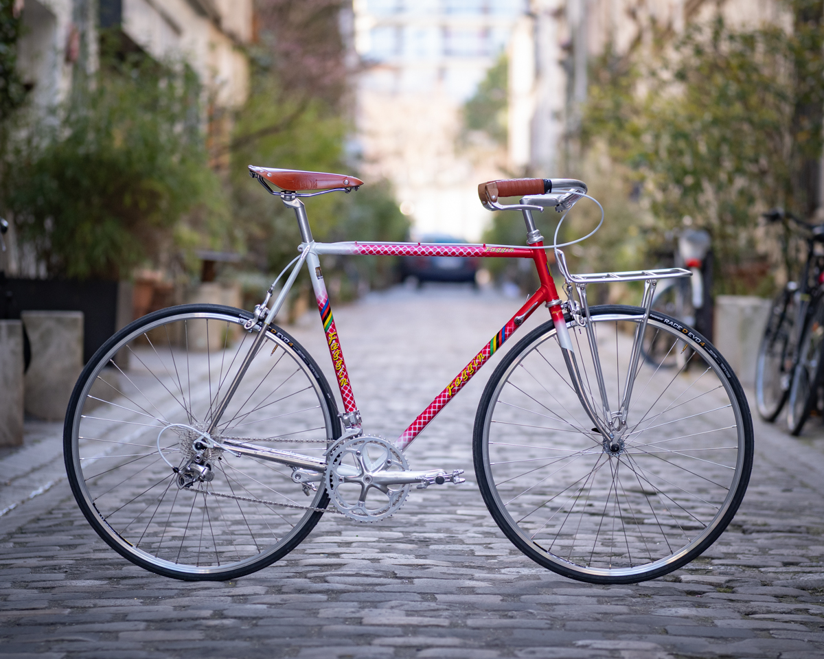 Atelier de vélo à paris spécialisé dans les restaurations complètes. On remet à neuf tous les bons vélos.