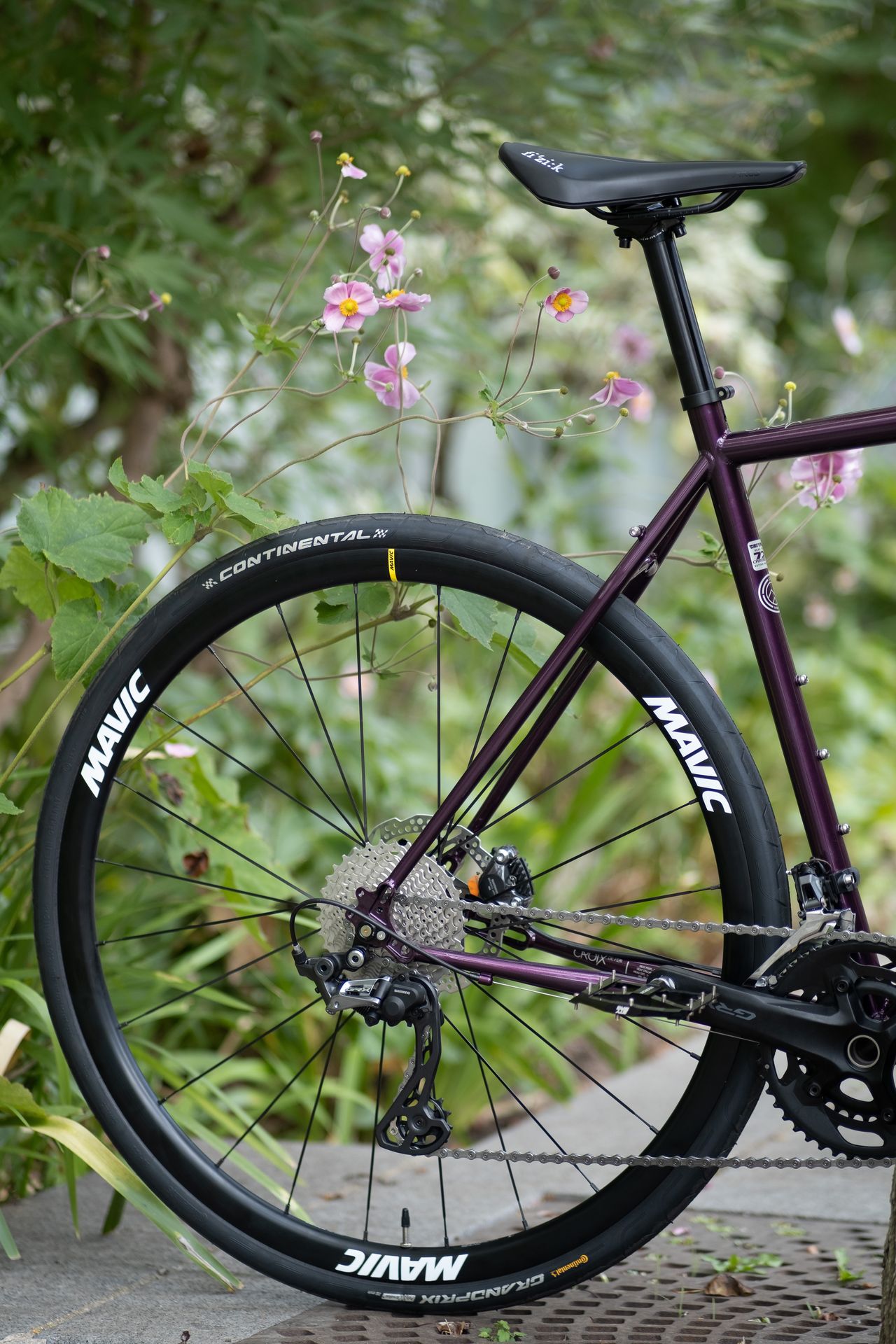 Magasin et atelier de vélo à paris 13 propose des montages à la carte sur le kit cadre croix de fer